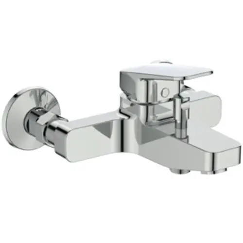Chromene Badearmatur von Ideal Standard mit einem modernen Design und einem klaren, funktionalen Wasserhahn, geeignet für Wandmontage.